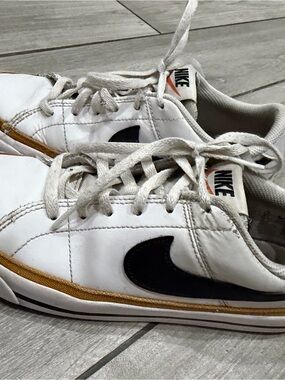Boys Nike White Leather Sneakers Tennis Shoes Size 4.5